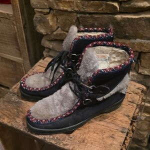 Stylish Women's Lace Up Boots with Faux Fur Trim